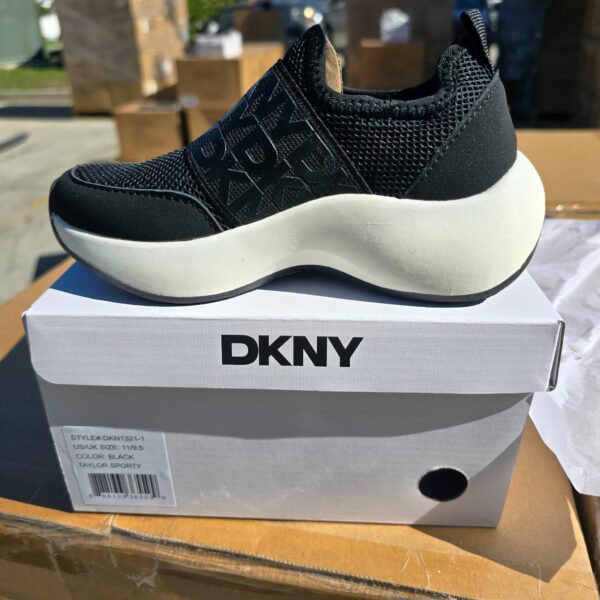 LOTE DE 250 PARES DE CALZADO DKNY